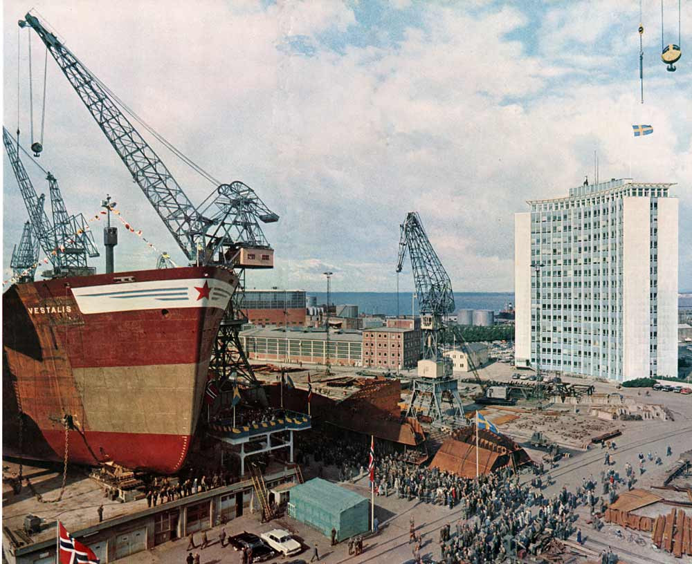 Bilden visar Kockums huvudkontor (Gängtappen) Samt ett fartyg på väg att sjösättas ifrån stapelbädden.